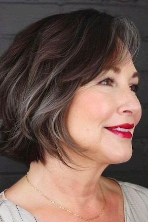 Peinado Bob en capas con textura para mujeres mayores de 50 años con caras redondas.