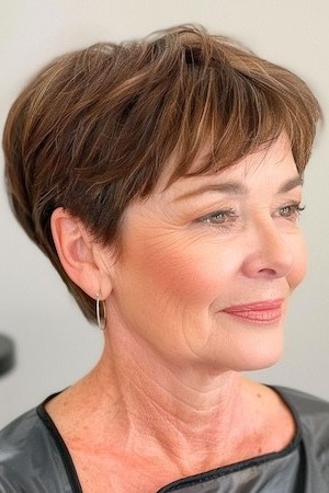 Peinado Pixie con flequillo para mujeres mayores de 50 años con caras redondas.