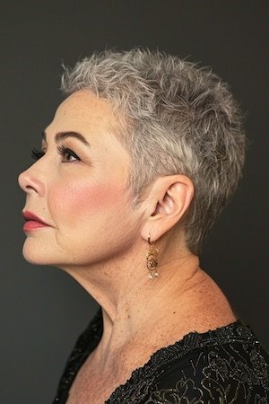 Peinado Pixie corto con textura para mujeres mayores de 50 años con caras redondas.