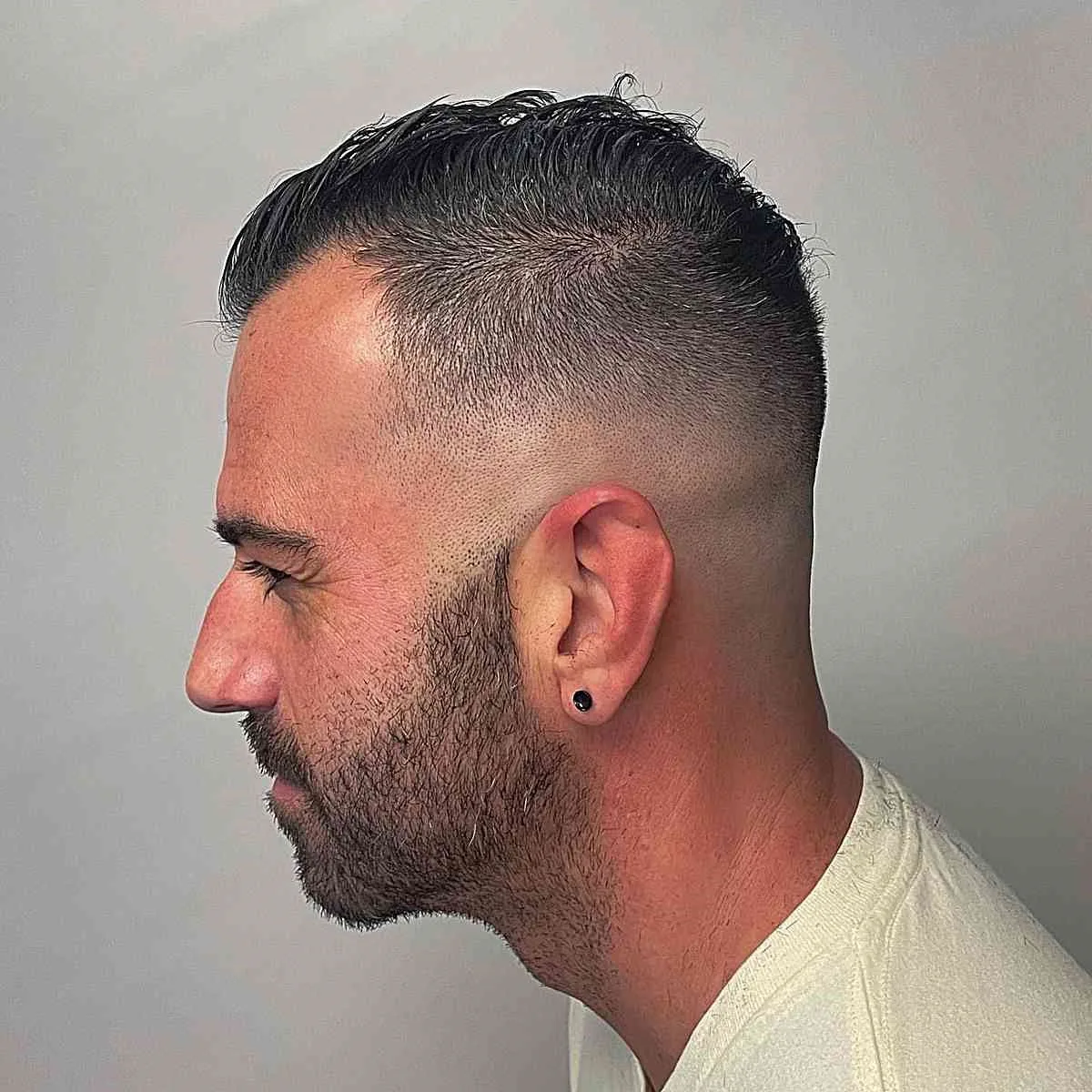 Cabello descolorido peinado hacia atrás