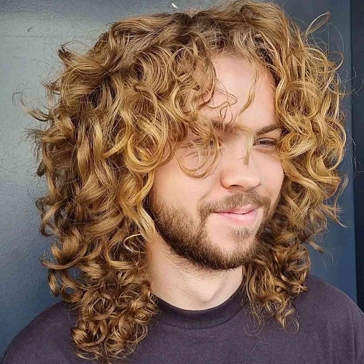 Cabello largo y rizado que se puede llevar de forma natural