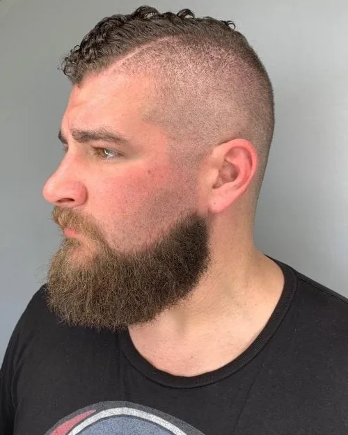 Cabello rizado corto + desvanecimiento al ras