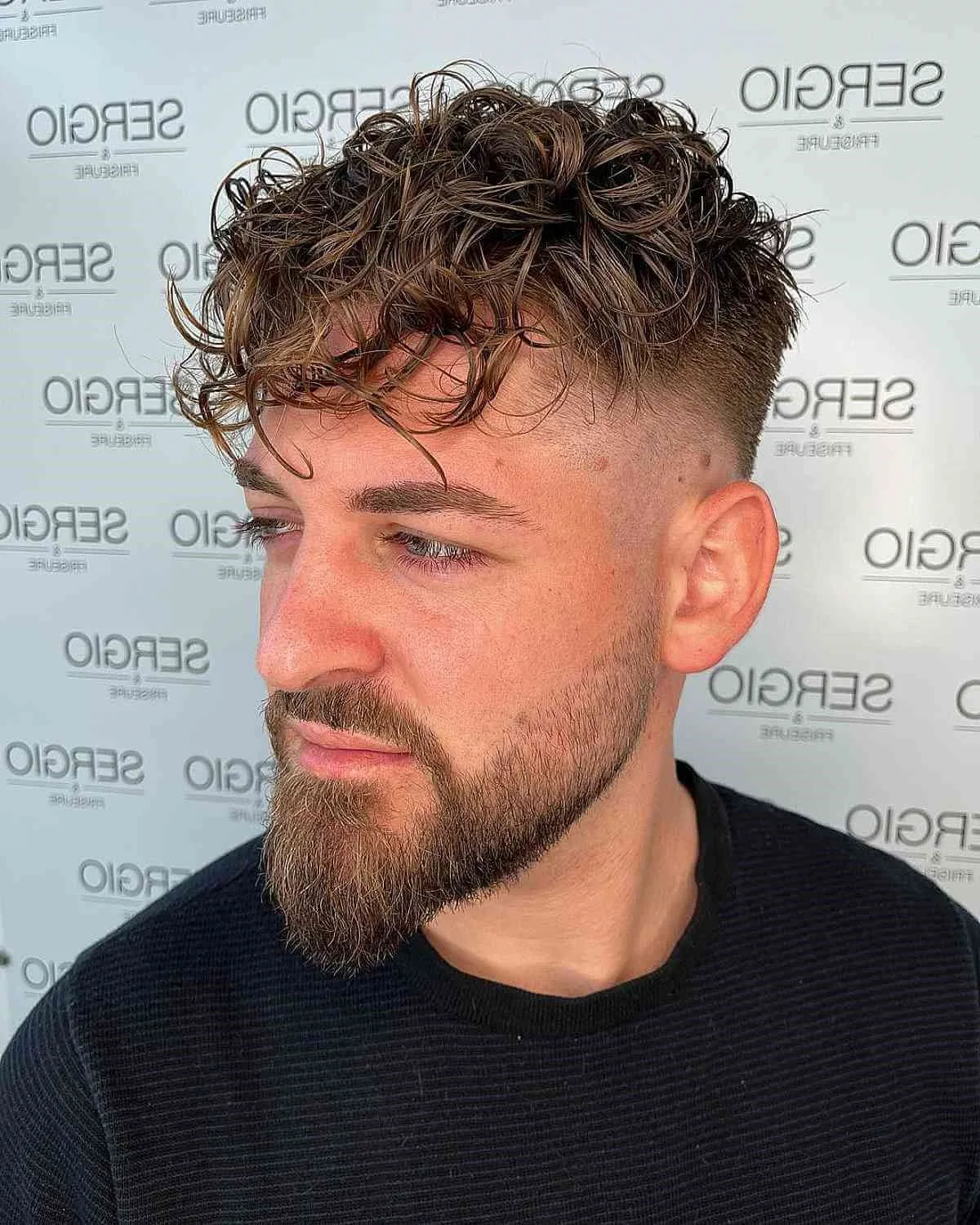 Cabello rizado degradado con barba
