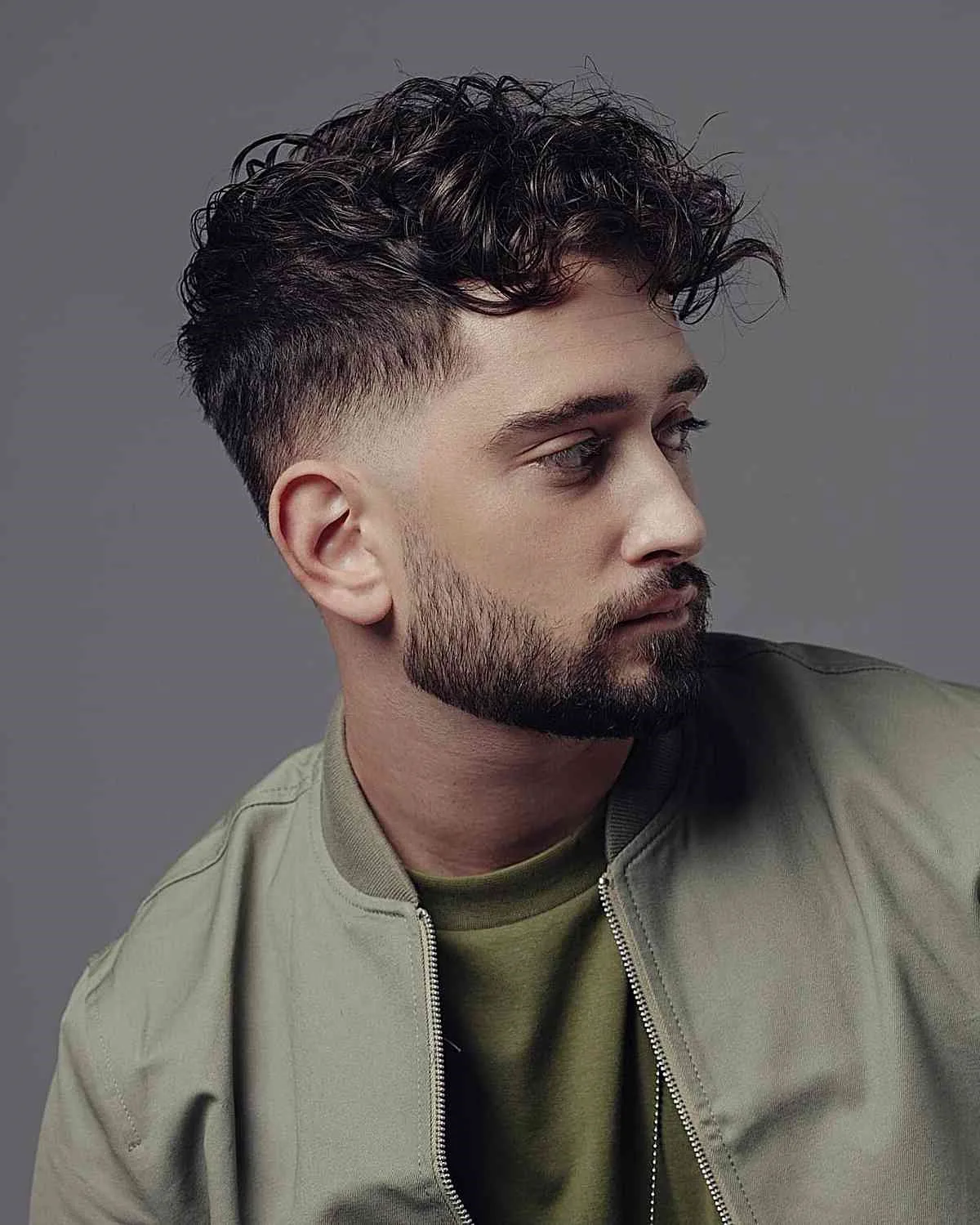 Cabello rizado desordenado + degradado cónico