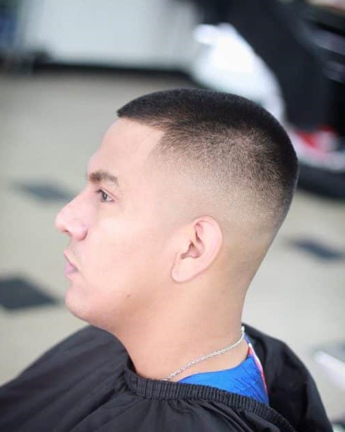 Corte de pelo al rape recién cortado