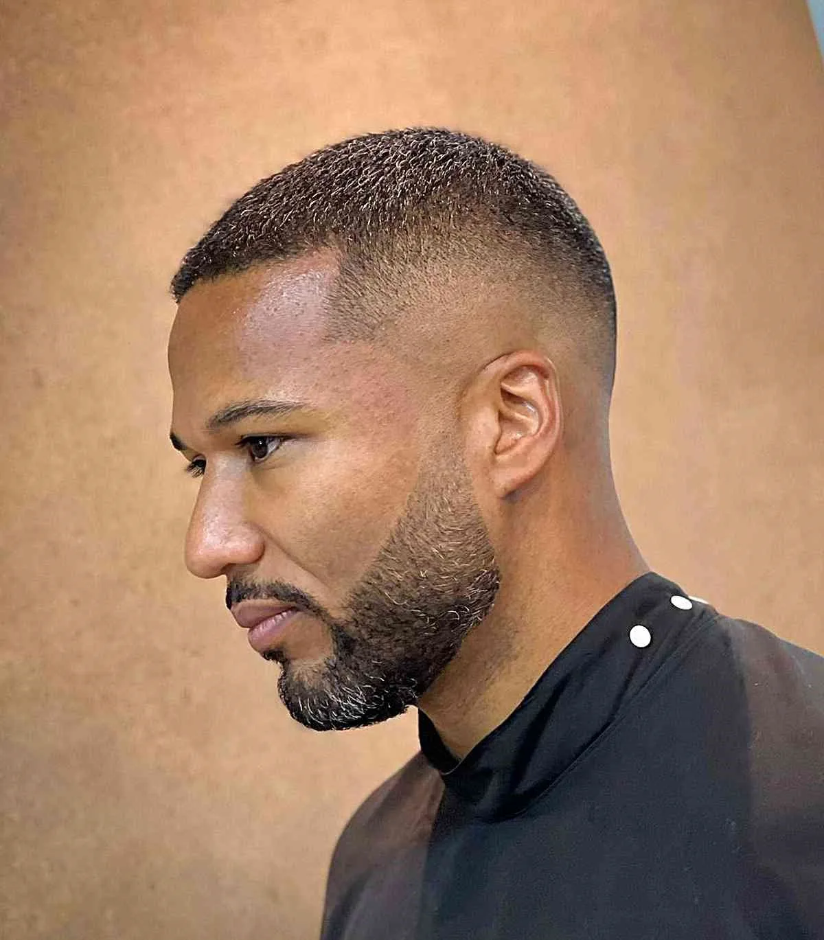 Corte de pelo alto y ajustado con degradado