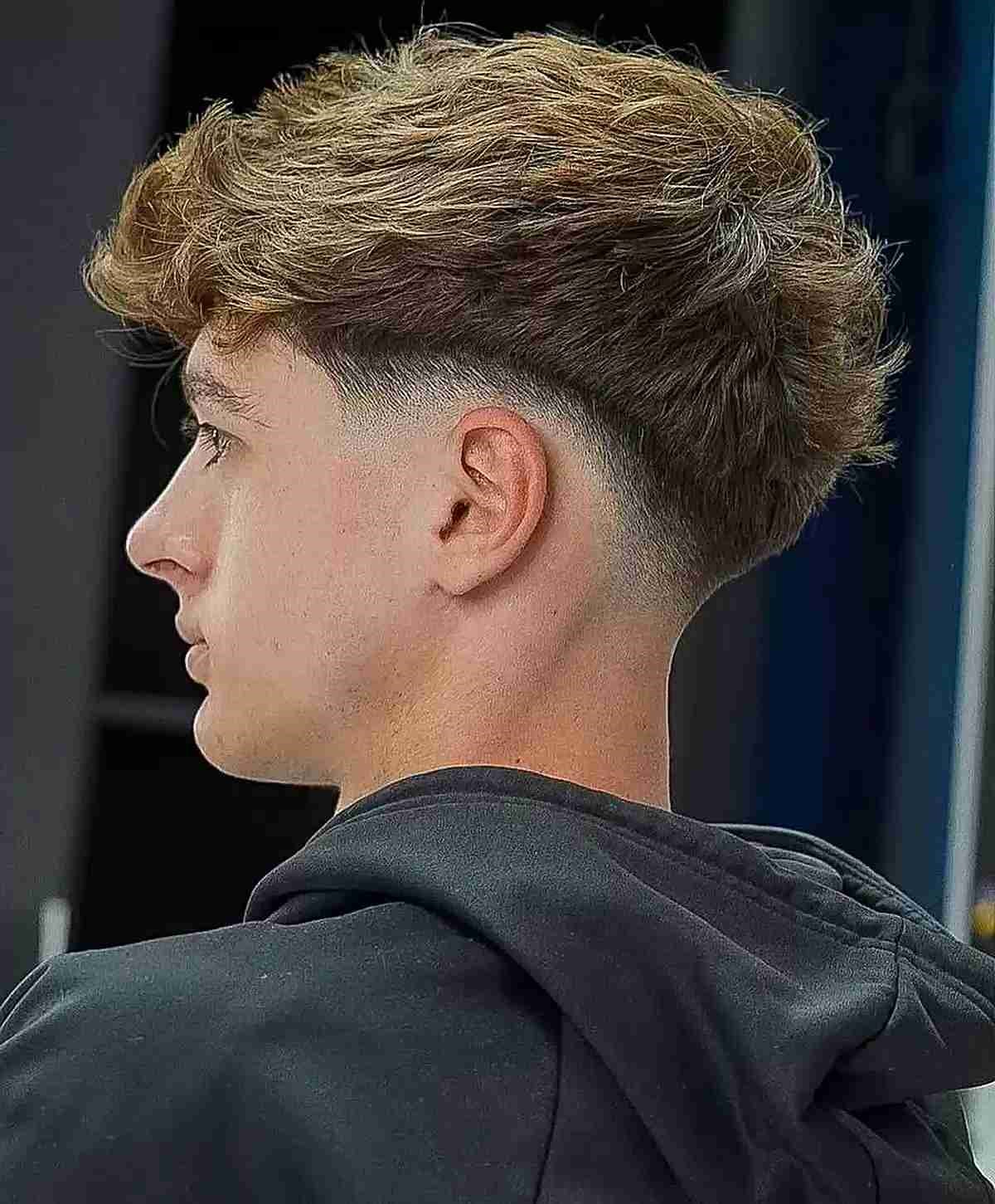 Corte de pelo corto, descolorido y entrecortado