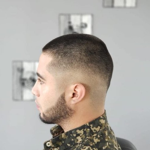 Corte de pelo rapado con estilo de desvanecimiento de la piel