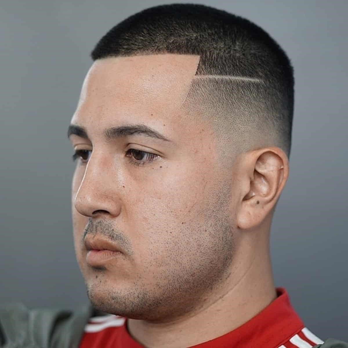 Corte de pelo rapado elegante con raya marcada