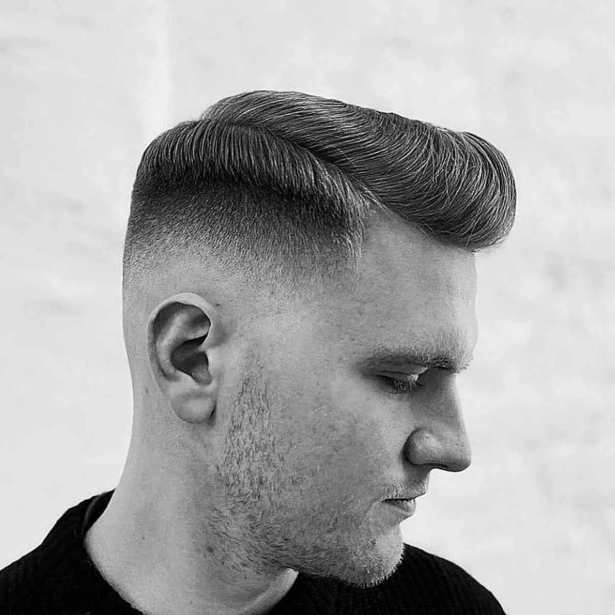 Corte de pelo socavado con raya lateral elegante