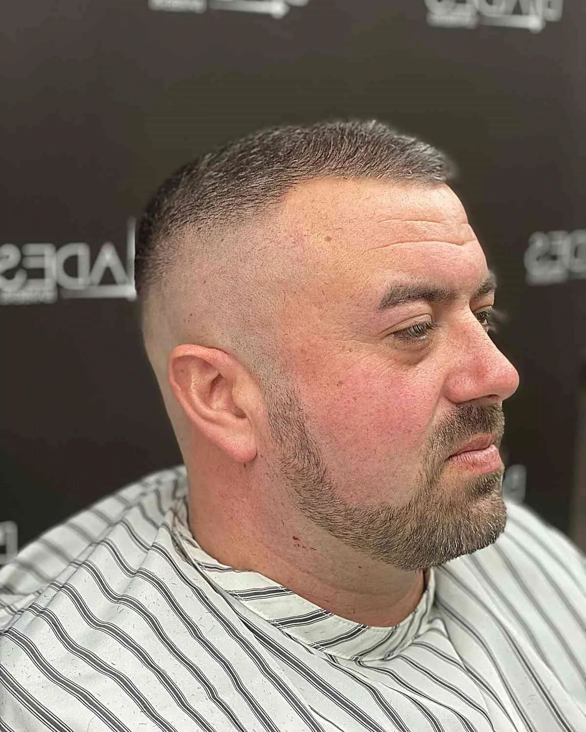 Corte muy corto con desvanecimiento alto y patillas