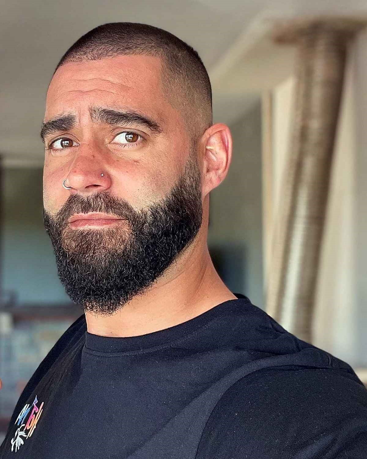 Corte rapado y barba descolorida para hombres de pelo grueso