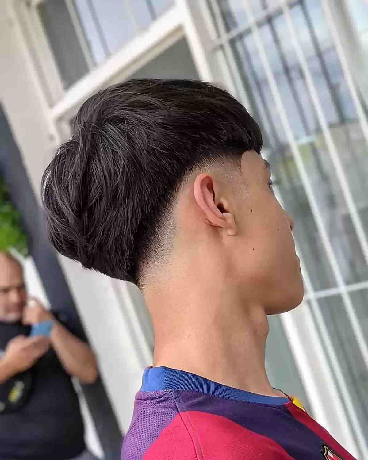 Desvanecimiento bajo y pronunciado en cabello grueso