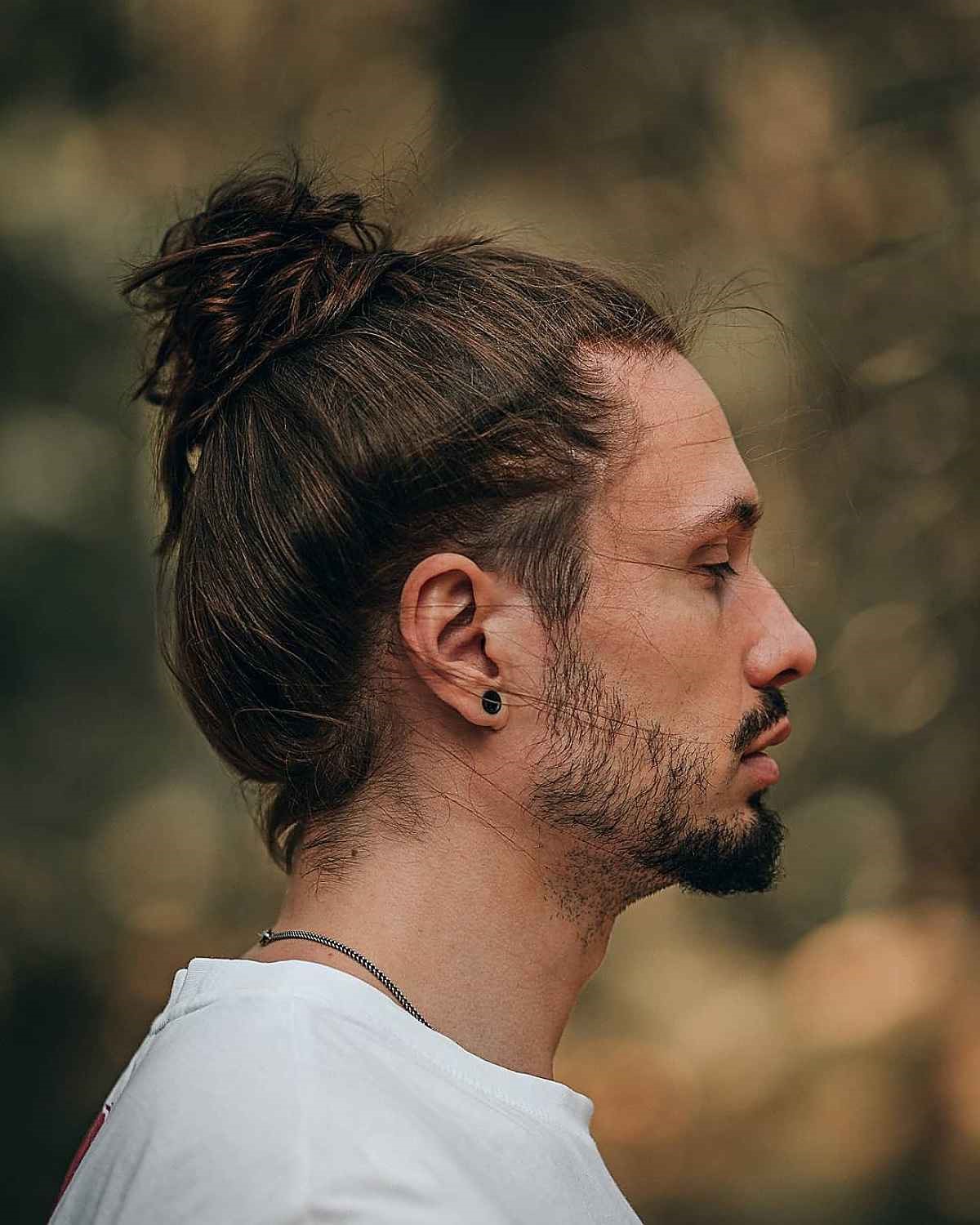 El moño masculino para cabello largo