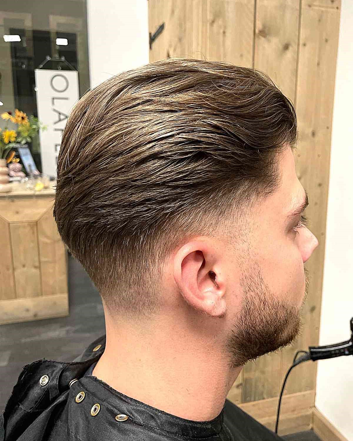 Estilo liso con poco desvanecimiento hacia atrás