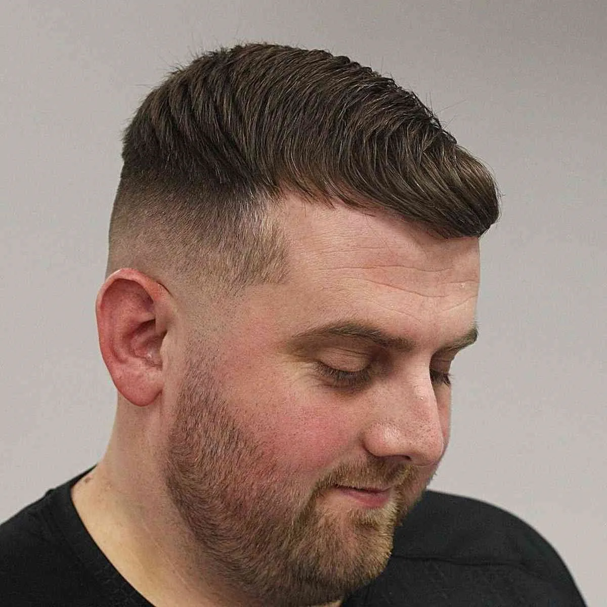 Estilo peinado con corte inferior desconectado