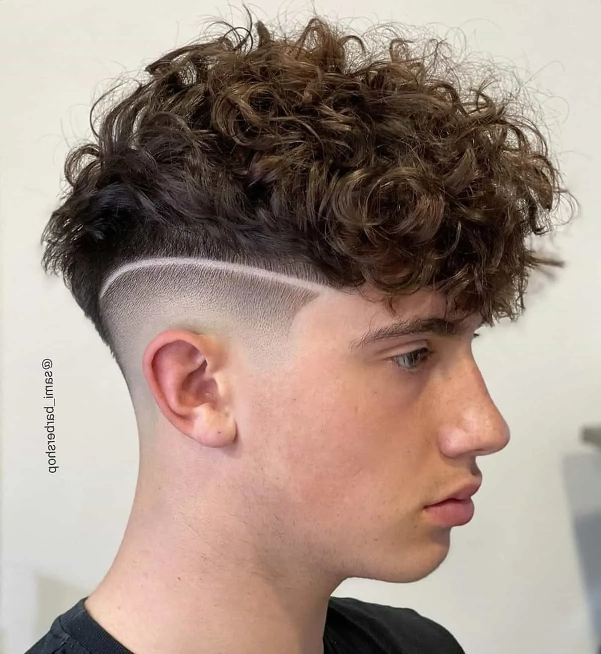 Fohawk Fade con línea quirúrgica