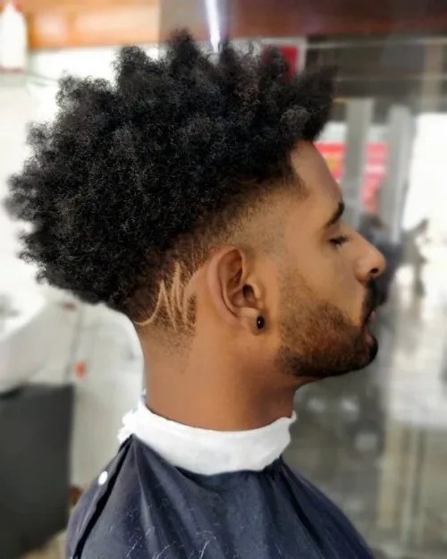 Giros naturales + desvanecimiento de sienes con diseño de cabello