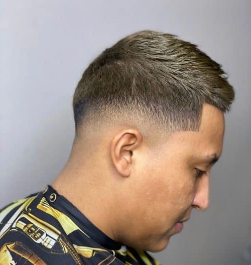 Hermoso corte de pelo corto con degradado bajo y calvo