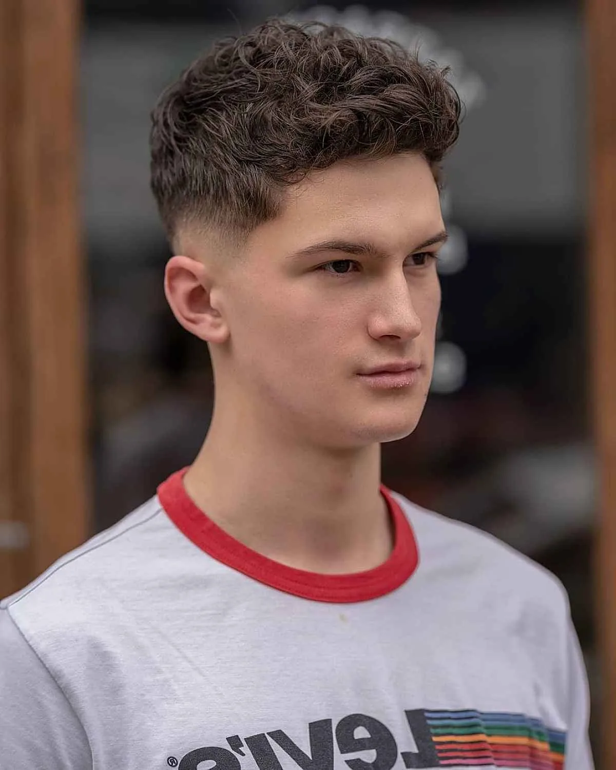Impresionante copete desordenado para cabello rizado