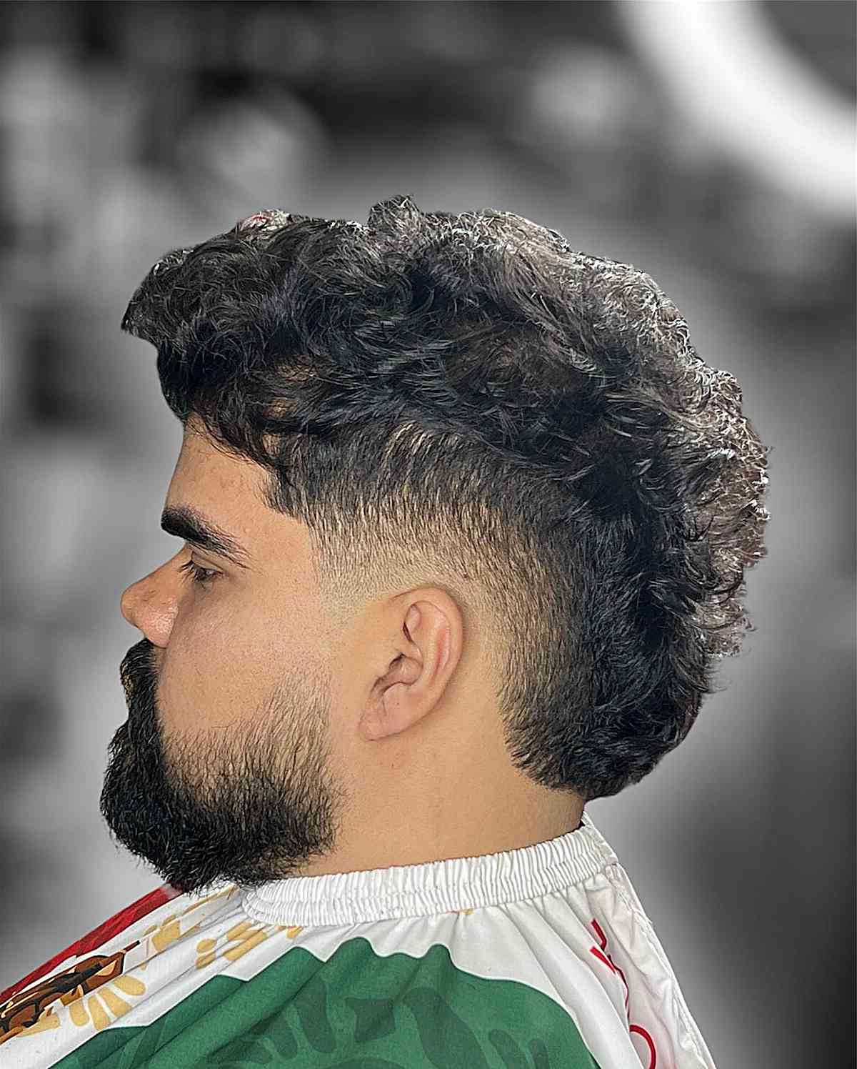 Mohawk texturizado con desvanecimiento explosivo
