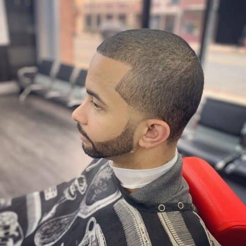 Un corte de pelo rapado con barba