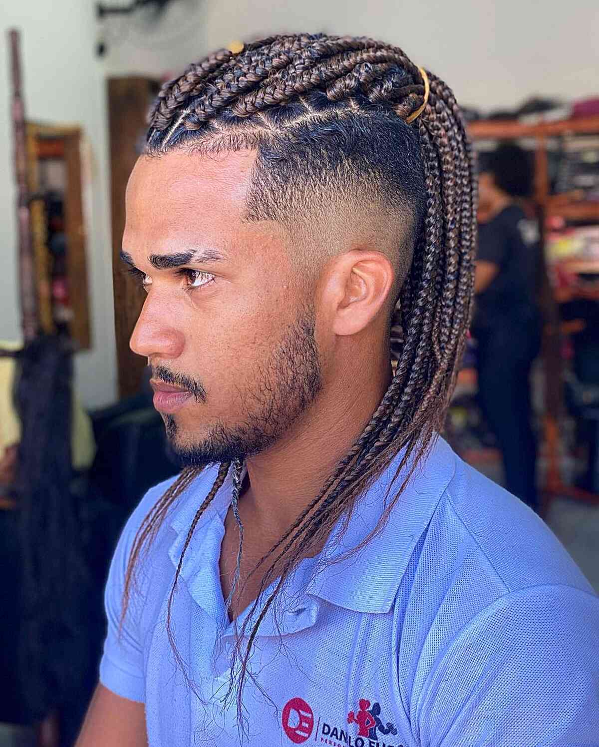 Trenzas largas en una cola de caballo